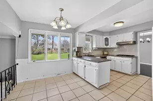 1905 Camberly Dr, Lyndhurst, OH 44124 - Photo 8