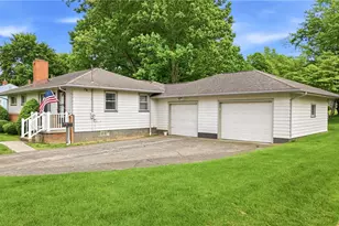 3195 Sunnybrooke Dr, Youngstown, OH 44511 - Photo 2