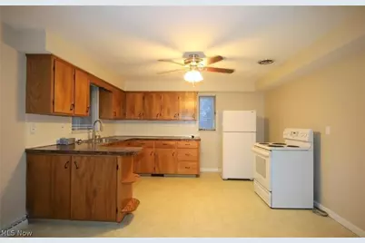617 E Robinson Avenue, Barberton, OH 44203 - Photo 8