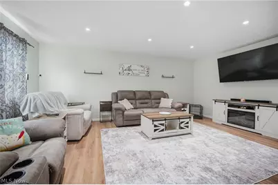 4647 Beverly Avenue NE, Canton, OH 44714 - Photo 6