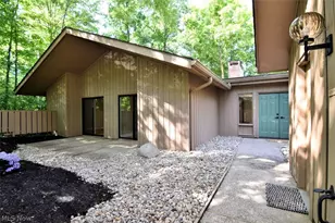 680-26 Fairington Dr, Aurora, OH 44202 - Photo 2
