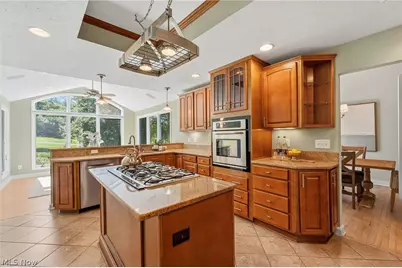 8662 Tanglewood Trail, Chagrin Falls, OH 44023 - Photo 10