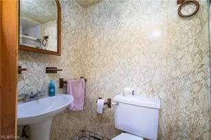 136 McHendry St, Weirton, WV 26062 - Photo 32