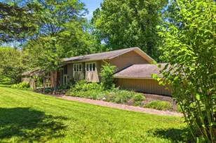 905 Heritage Ln, Bath, OH 44333 - Photo 2