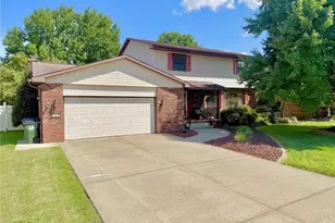 812 Brentwood Dr, Belpre, OH 45714 - Photo 2