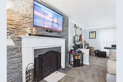683 E Ford Avenue, Barberton, OH 44203 - Photo 6