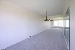 651 E Parkleigh Dr, Green Hills, OH 44131 - Photo 8