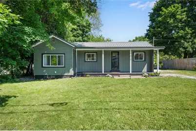 815 E Cassell Avenue, Barberton, OH 44203 - Photo 1