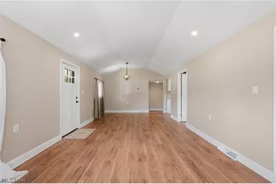 815 E Cassell Avenue, Barberton, OH 44203 - Photo 8