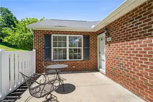 140 Woodbury Glen St, Hartville, OH 44632 - Photo 4