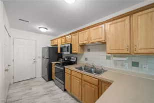 140 Woodbury Glen St, Hartville, OH 44632 - Photo 10