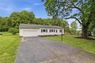 4443 Hilltop Dr, New Franklin, OH 44203 - Photo 2