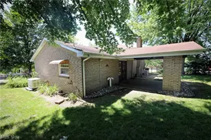 136 Marie Ave, Weirton, WV 26062 - Photo 4