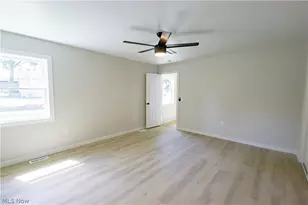 943 Erskine Ave, Akron, OH 44306 - Photo 14