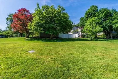 11255 Eleanor Avenue NE, Hartville, OH 44632 - Photo 8