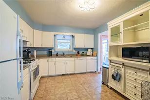 119 Sherwood Dr, Williamstown, WV 26187 - Photo 10