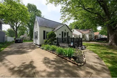 1421 Castlewood Avenue SW, North Canton, OH 44720 - Photo 2