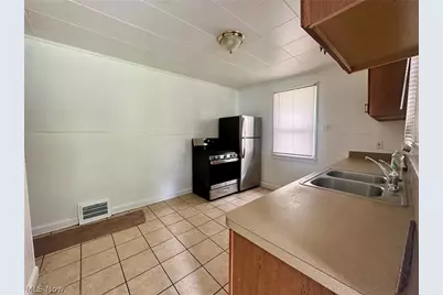 511 Woodland Avenue, Elyria, OH 44035 - Photo 2