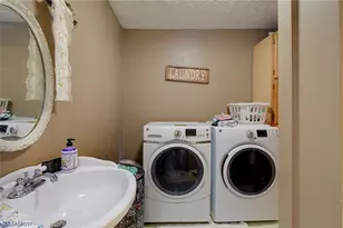 1495 Fredrickburg Dr, Youngstown, OH 44412 - Photo 12