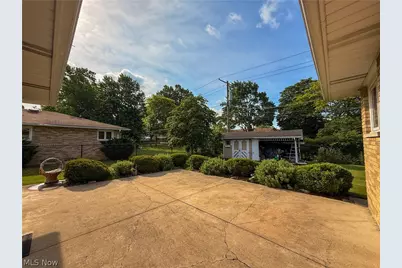 13665 Pawnee Trail, Middleburg Heights, OH 44130 - Photo 6