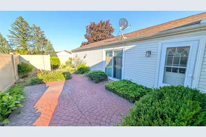 4842 Red Pine Way, North Ridgeville, OH 44039 - Photo 2