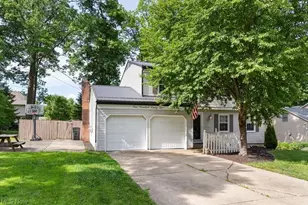 492 Hickory Hollow Dr, Canfield, OH 44406 - Photo 2