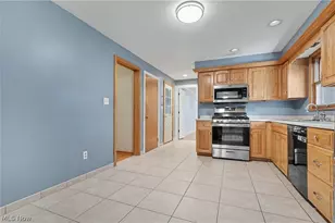1372 Doncaster Dr, Youngstown, OH 44511 - Photo 4