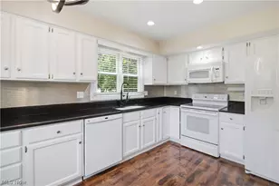 700 Hampton Cir, Aurora, OH 44202 - Photo 4