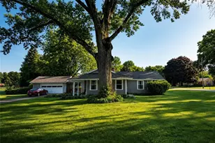 3146 Meadowwood St NW, Massillon, OH 44646 - Photo 2