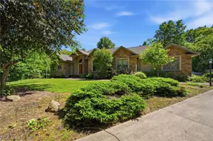 12065 Pheasant Ct, Chardon, OH 44024 - Photo 2