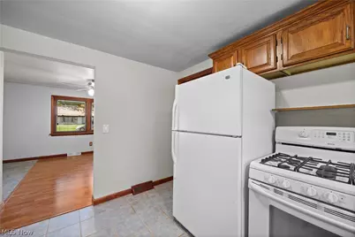 4905 Pinewood Drive, Sheffield Lake, OH 44054 - Photo 10
