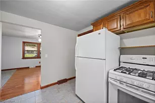 4905 Pinewood Dr, Sheffield Lake, OH 44054 - Photo 10