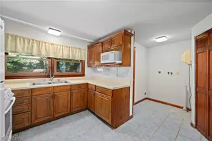 4905 Pinewood Dr, Sheffield Lake, OH 44054 - Photo 8