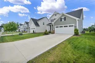 5394 Hawks Nest Cir, Sheffield Lake, OH 44054 - Photo 2