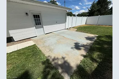 220 W 11th Street, Uhrichsville, OH 44683 - Photo 14
