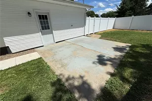 220 W 11th St, Uhrichsville, OH 44683 - Photo 14
