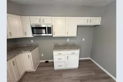 220 W 11th Street, Uhrichsville, OH 44683 - Photo 10