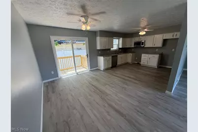 220 W 11th Street, Uhrichsville, OH 44683 - Photo 6
