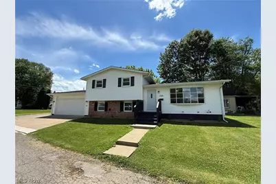220 W 11th Street, Uhrichsville, OH 44683 - Photo 1