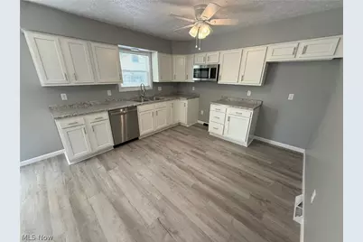 220 W 11th Street, Uhrichsville, OH 44683 - Photo 8