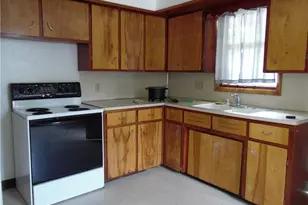 210 Clara Ct, Louisville, OH 44641 - Photo 4