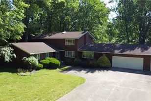 7421 W Parkside Dr, Youngstown, OH 44512 - Photo 2
