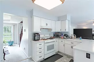 1347 Sharonbrook Dr, Twinsburg, OH 44087 - Photo 10