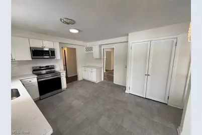 22350 S Woodland Road, Huber Heights, OH 44122 - Photo 8