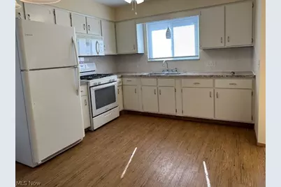 807 Albemarle Avenue, Cuyahoga Falls, OH 44221 - Photo 2