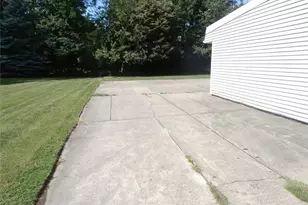 23551 S Woodland Rd, Huber Heights, OH 44122 - Photo 6