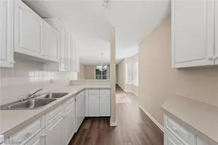 361 Village Pointe Dr, Akron, OH 44313 - Photo 4