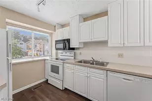 361 Village Pointe Dr, Akron, OH 44313 - Photo 2