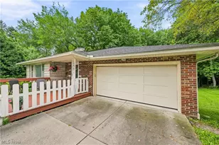 646 Palisades Dr, Akron, OH 44303 - Photo 2