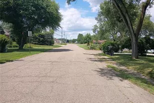 1641 Roanoke Ave, Uhrichsville, OH 44683 - Photo 4